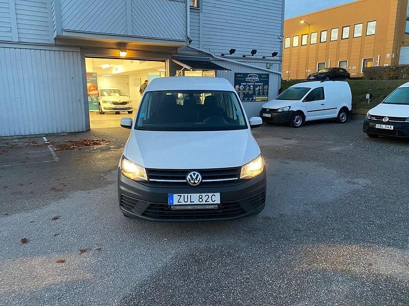 Vit Begagnad 2019 VW Caddy Life Minibuss | 139 900 kr (Dyr) - Bild 1/4