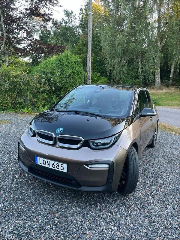 Brun Begagnad 2019 BMW i3 Comfort Edition Halvkombi | 159 000 kr (Marknadspris) - Bild 1/4