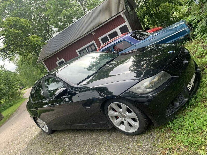 Svart Begagnad 2008 BMW 335 Comfort Edition Sedan | 62 900 kr (Superpris) - Bild 1/4