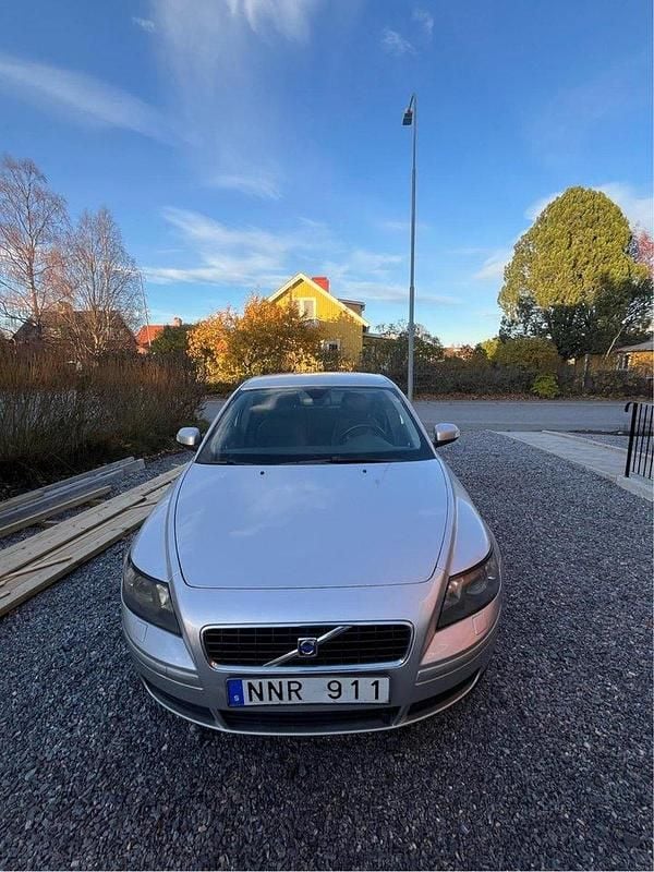 Grå Begagnad 2007 Volvo S40 Kinetic Sedan | 15 000 kr (Superpris) - Bild 1/4