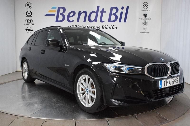Safirsvart metallic Begagnad 2022 BMW 330e Shadowline Kombi | 379 500 kr - Bild 1/3