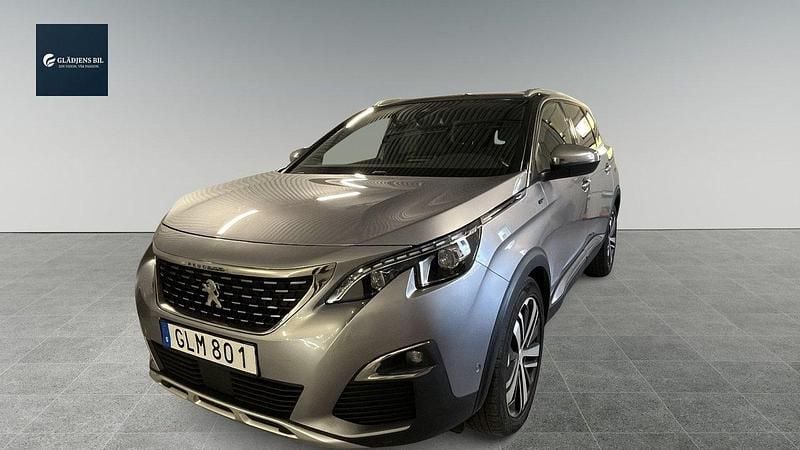 Grå Begagnad 2017 Peugeot 5008 GT Minibuss | 229 900 kr (Marknadspris) - Bild 1/4