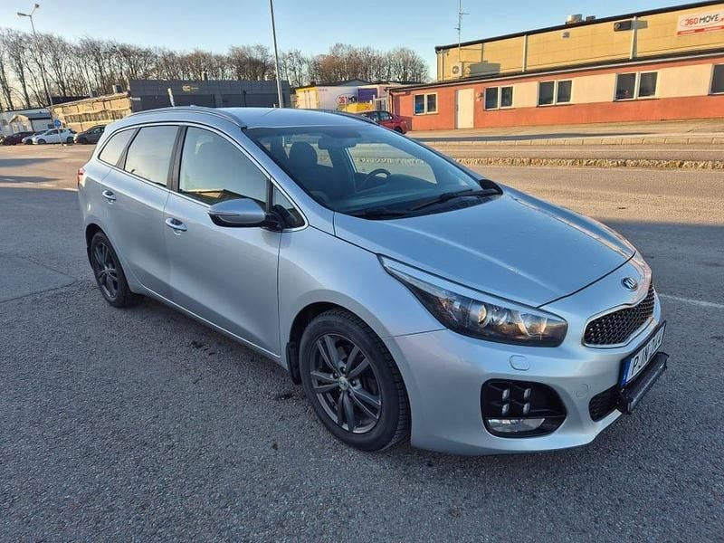 Silver metallic Begagnad 2017 Kia Ceed Halvkombi | 127 000 kr (Marknadspris) - Bild 1/4