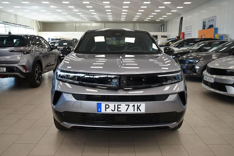 Grå Ny 2025 Opel Mokka SUV | 329 000 kr (Marknadspris) - Bild 1/4