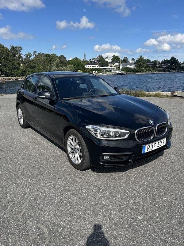Svart Begagnad 2019 BMW 120 Advantage Halvkombi | 195 000 kr - Bild 1/4