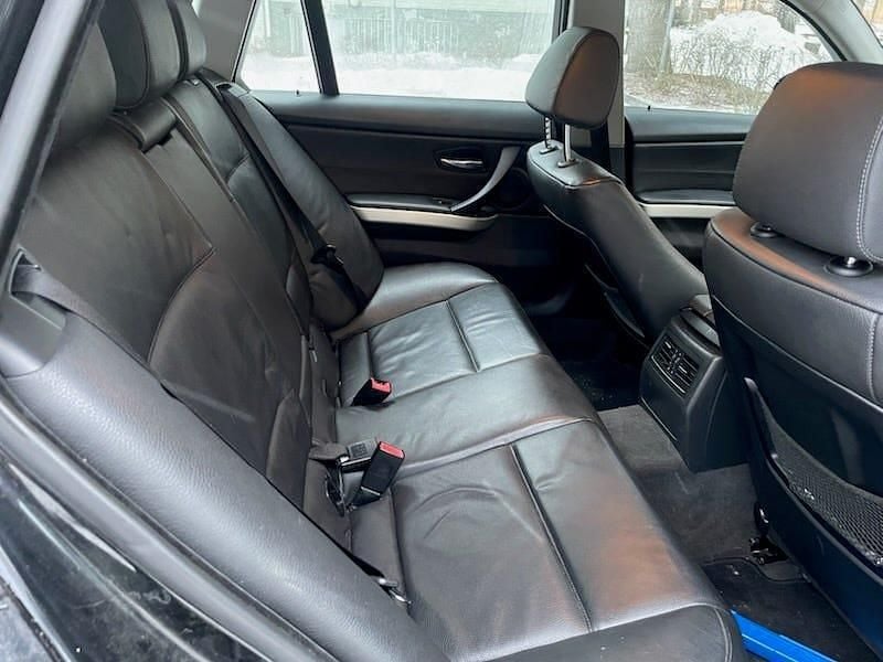 Begagnad BMW 325 218 HK (160 kW) 2006 Kombi