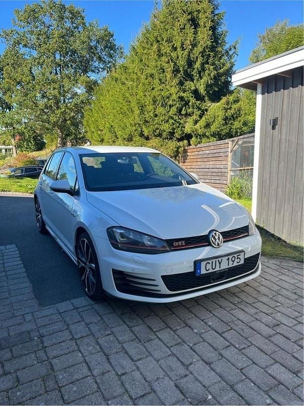 Vit Begagnad 2015 VW Golf VII GTI Halvkombi | 139 000 kr (Bra pris) - Bild 1/4
