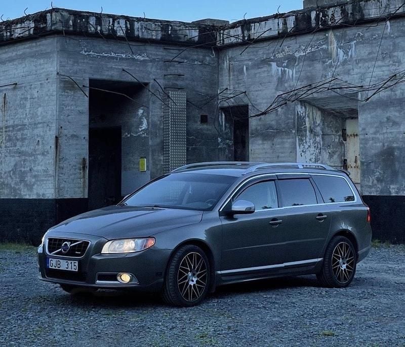 Grå Begagnad 2008 Volvo V70 Summum Kombi | 58 000 kr (Marknadspris) - Bild 1/4