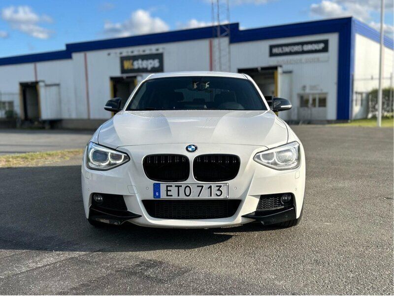Vit Begagnad 2015 BMW 116 M Sport Halvkombi | 105 000 kr (Marknadspris) - Bild 1/4