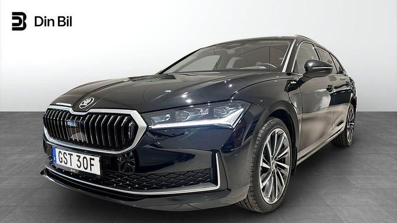 Ebony black metallic Ny 2025 Skoda Superb LAURIN & KLEMENT Kombi | 489 500 kr (Dyr) - Bild 1/4
