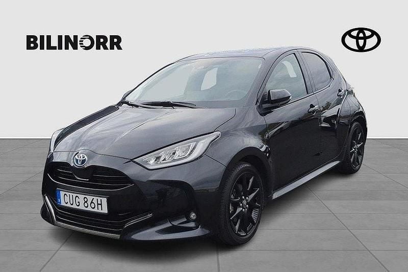 Svart Begagnad 2022 Toyota Yaris Hybrid Style Halvkombi | 229 900 kr (Marknadspris) - Bild 1/4
