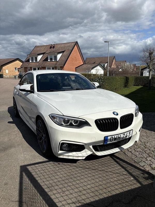 Vit Begagnad 2016 BMW 228 M Sport Sportkupé | 230 000 kr - Bild 1/4