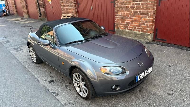Grå Begagnad 2006 Mazda MX5 Cab | 115 000 kr (Marknadspris) - Bild 1/4