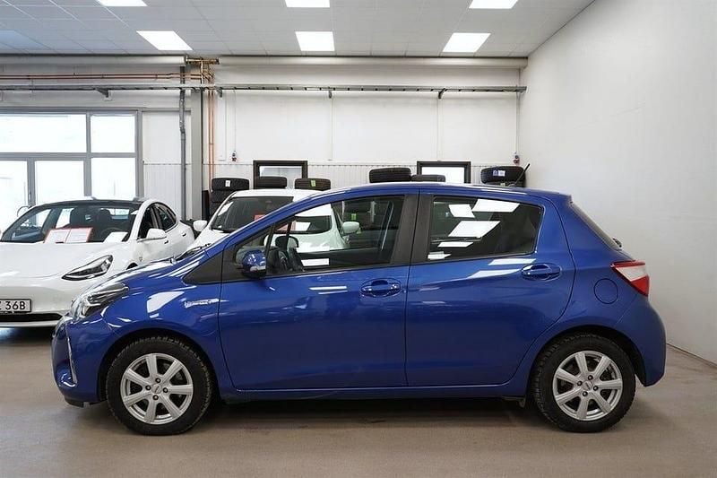 Begagnad Toyota Yaris Hybrid 101 HK (74 kW) 2019 Blåmetallic Halvkombi