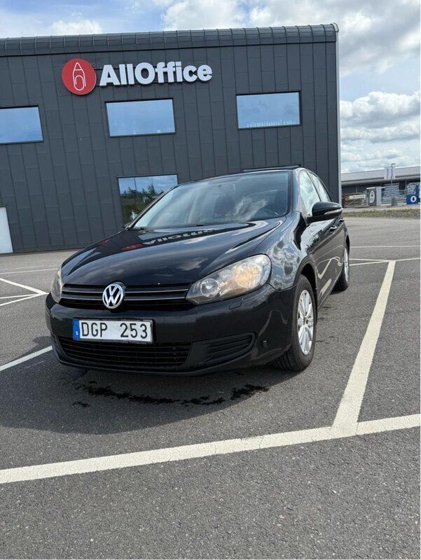 Svart Begagnad 2010 VW Golf VI Halvkombi | 39 000 kr (Lite dyr) - Bild 1/4