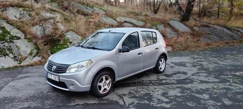 Silver Begagnad 2011 Dacia Sandero Halvkombi | 24 000 kr - Bild 1/4