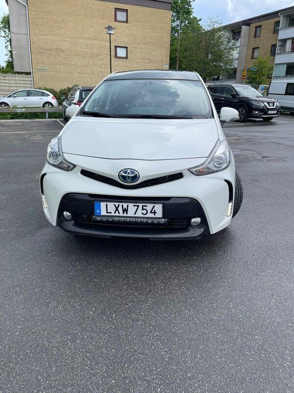 Vit Begagnad 2015 Toyota Prius+ Minibuss | 254 900 kr (Dyr) - Bild 1/4
