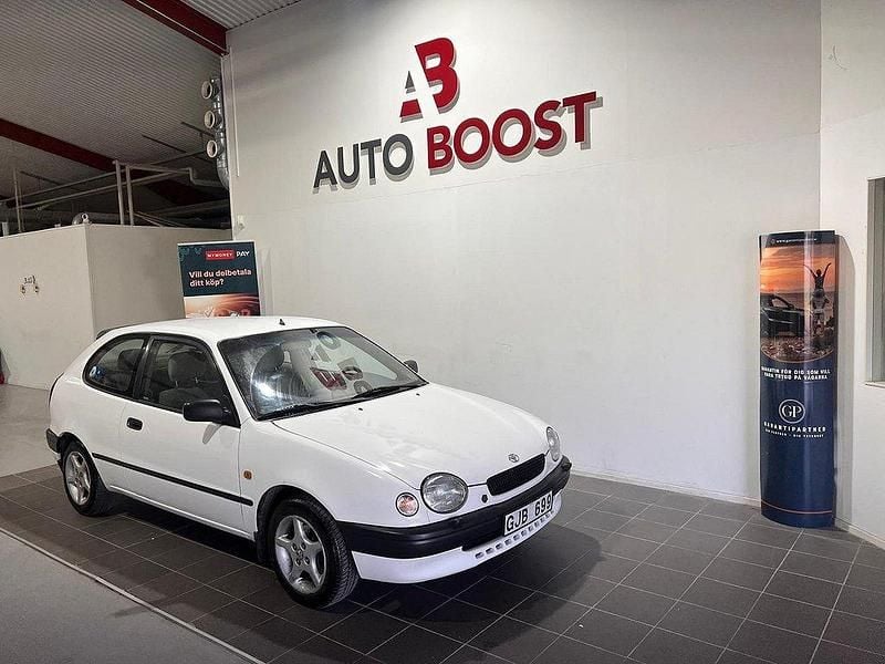 Vit Begagnad 1998 Toyota Corolla Halvkombi | 30 999 kr (Marknadspris) - Bild 1/4