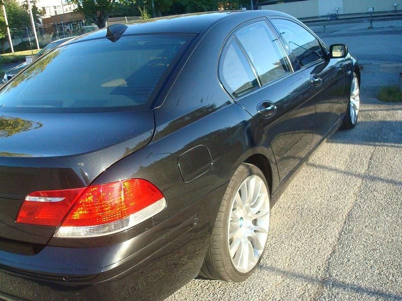 Svart Begagnad 2007 BMW 750 Sedan | 66 995 kr - Bild 1/4