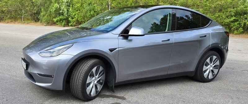 Grå Begagnad 2024 Tesla Model Y Long Range SUV | 510 000 kr (Marknadspris) - Bild 1/3