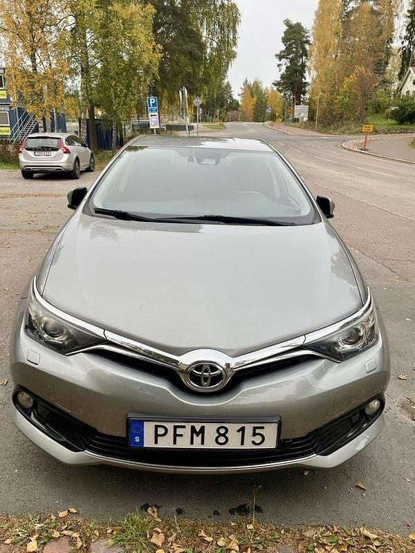 Grå Begagnad 2017 Toyota Auris Comfort Halvkombi | 128 500 kr (Marknadspris) - Bild 1/4