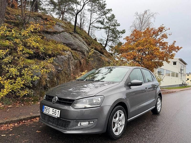 Mörkgrå Begagnad 2011 VW Polo Halvkombi | 54 900 kr (Marknadspris) - Bild 1/4