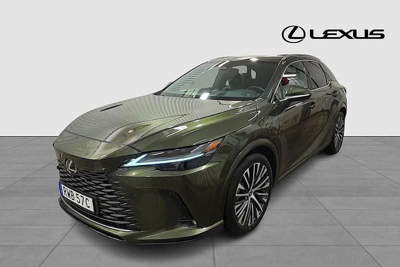 Grön Begagnad 2024 Lexus RX450h+ Executive Line SUV | 749 900 kr (Marknadspris) - Bild 1/4