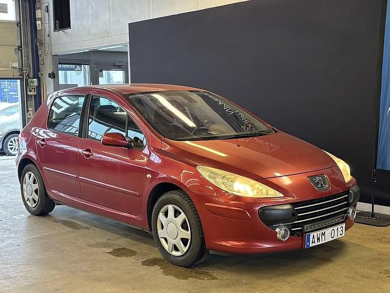 Vinrödmetallic Begagnad 2006 Peugeot 307 Halvkombi | 22 000 kr (Marknadspris) - Bild 1/4