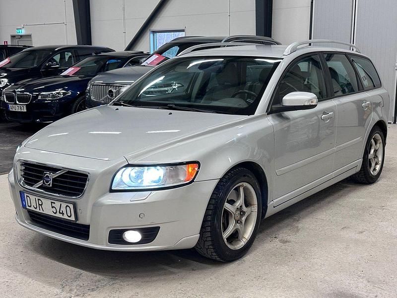 Ljusgrå Begagnad 2007 Volvo V50 Summum Kombi | 49 700 kr (Marknadspris) - Bild 1/4