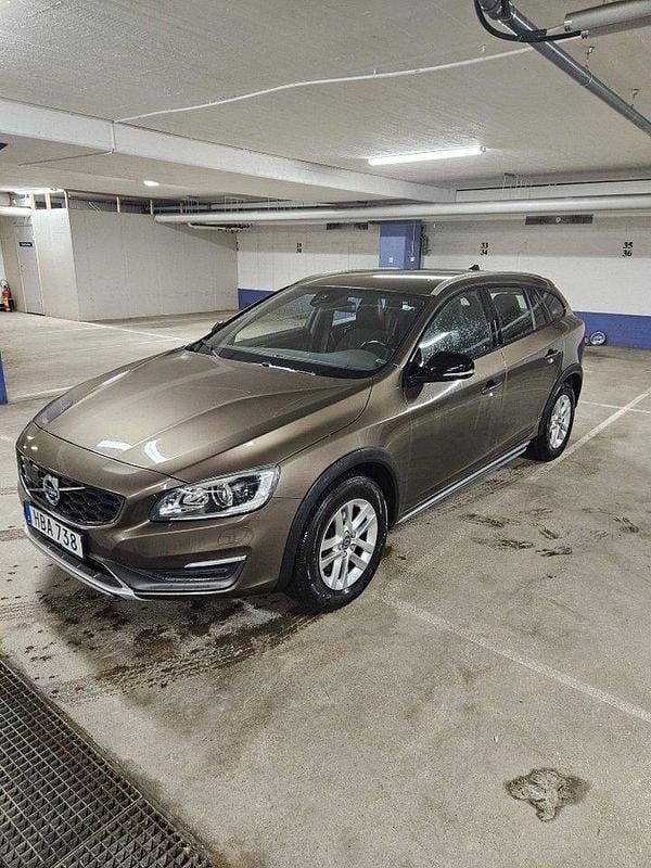 Brun Begagnad 2016 Volvo V60 CC Momentum Kombi | 179 000 kr (Bra pris) - Bild 1/3
