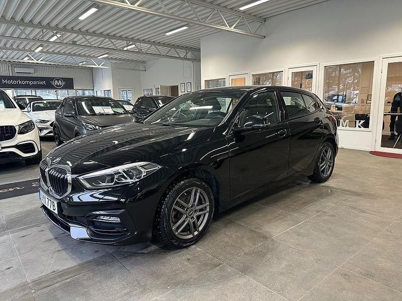 Begagnad BMW 118 Sport Line 136 HK (100 kW) 2020 Svart Halvkombi