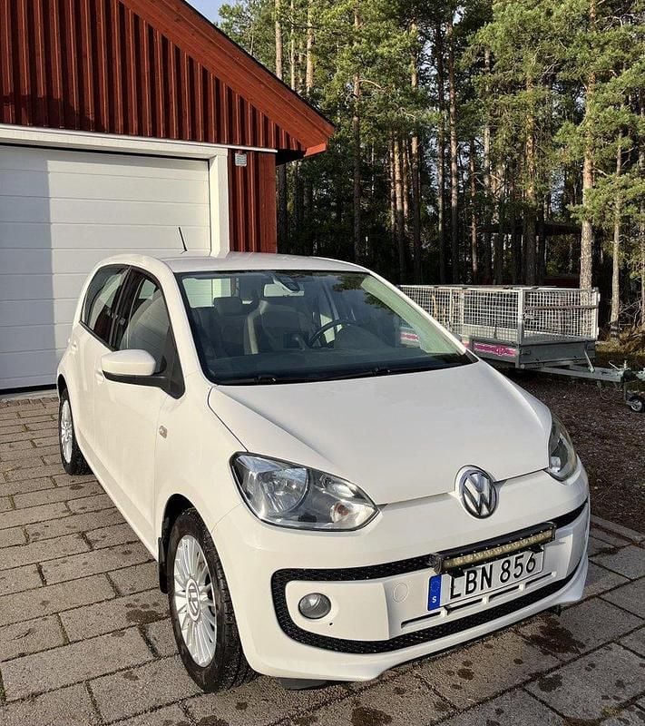 Vit Begagnad 2016 VW up! high up! Halvkombi | 69 000 kr (Marknadspris) - Bild 1/3