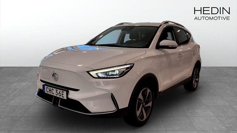Vit (white) Begagnad 2022 MG ZS Comfort Sedan | 214 900 kr (Bra pris) - Bild 1/4