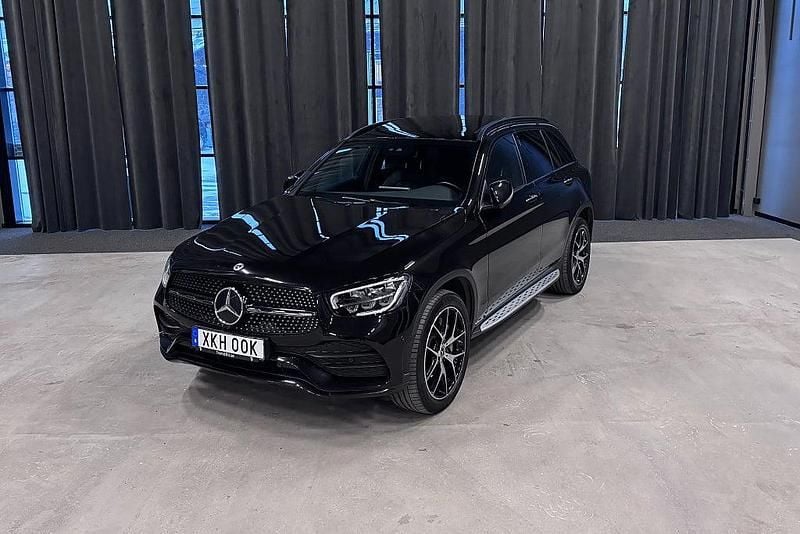 Svart Begagnad 2022 Mercedes GLC300e AMG SUV | 419 900 kr (Marknadspris) - Bild 1/4