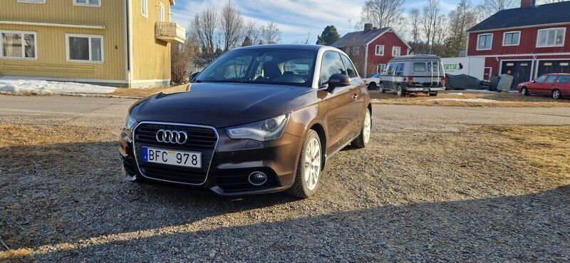 Brun Begagnad 2011 Audi A1 Halvkombi | 65 000 kr (Marknadspris) - Bild 1/4