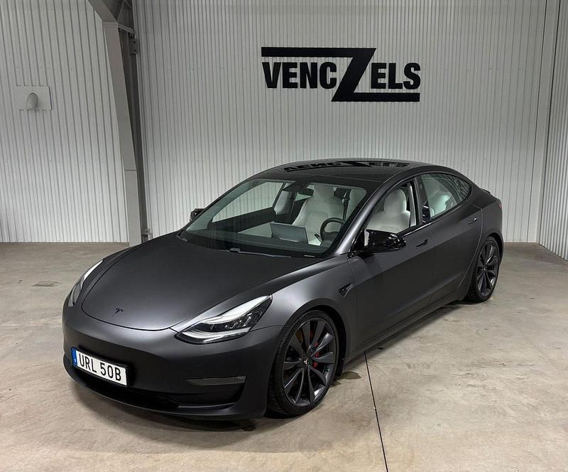 Mörkblå Begagnad 2020 Tesla Model 3 Performance Sedan | 309 000 kr (Marknadspris) - Bild 1/4