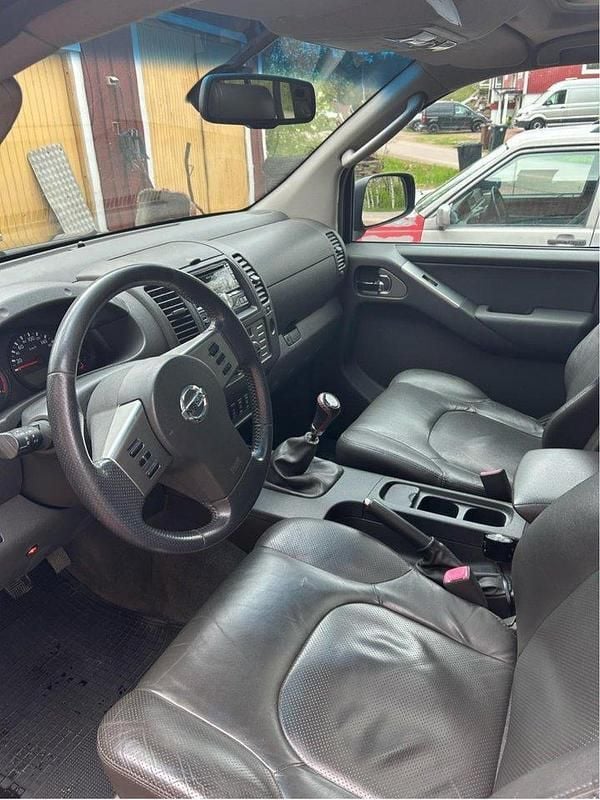 Svart Begagnad 2006 Nissan Navara Pickup | 75 000 kr (Marknadspris) - Bild 1/4
