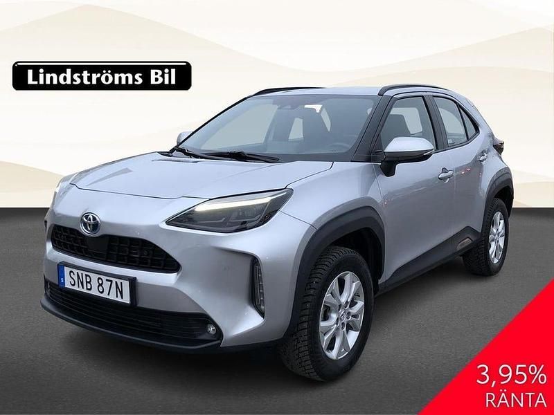 Silver Begagnad 2023 Toyota Yaris Hybrid Active | 289 000 kr (Dyr) - Bild 1/3