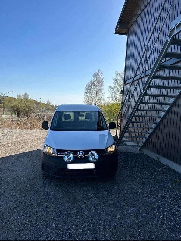 Vit Begagnad 2018 VW Caddy Maxi Minibuss | 159 900 kr (Lite dyr) - Bild 1/4