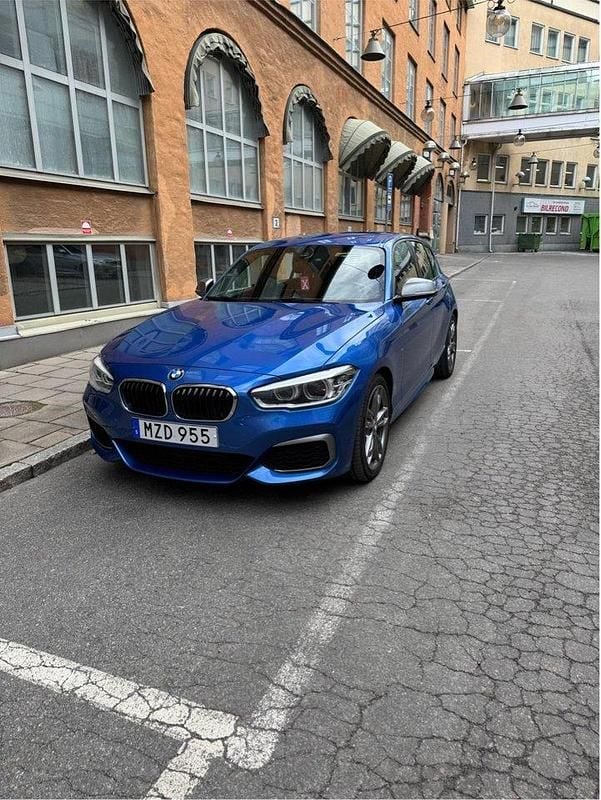 Blå Begagnad 2016 BMW M135 Halvkombi | 299 900 kr (Bra pris) - Bild 1/4
