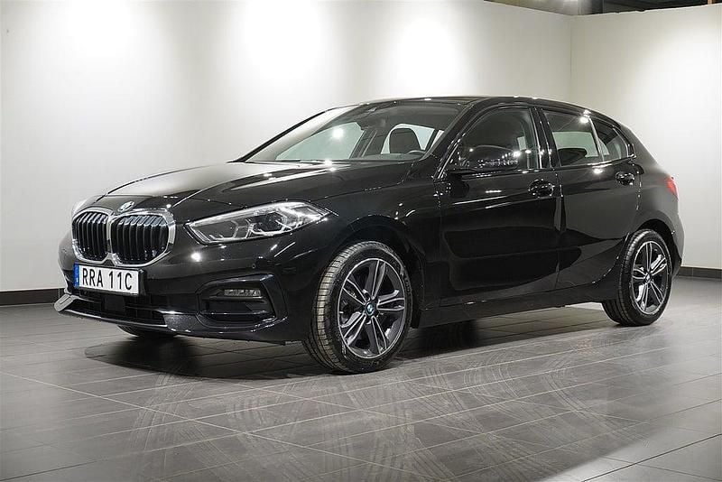 Svart Begagnad 2022 BMW 118 Sport Line Halvkombi | 229 500 kr (Marknadspris) - Bild 1/4