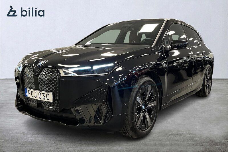 Svart (safir svart metallic) Begagnad 2023 BMW iX SUV | 689 000 kr (Dyr) - Bild 1/4