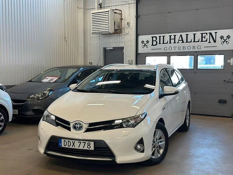 Vit Begagnad 2015 Toyota Auris Touring Sports Active Kombi | 164 900 kr (Marknadspris) - Bild 1/4