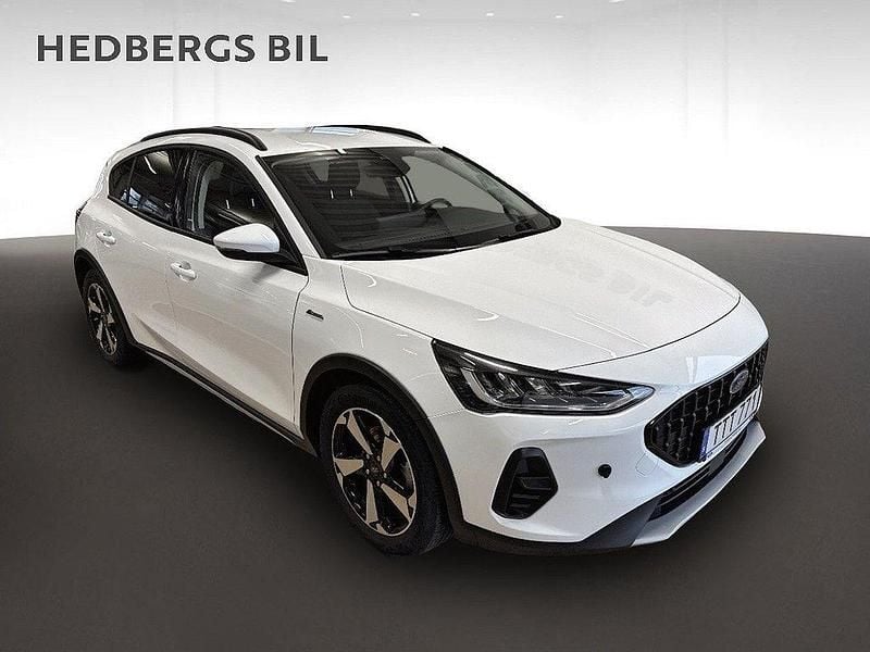 Vit Begagnad 2022 Ford Focus Active Halvkombi | 214 800 kr (Marknadspris) - Bild 1/4