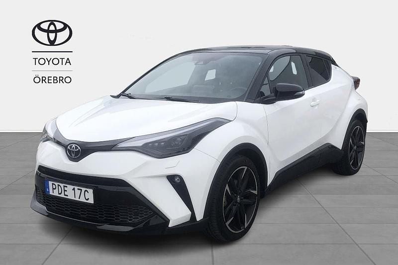 Vit Begagnad 2022 Toyota C-HR Sport SUV | 309 900 kr (Marknadspris) - Bild 1/3