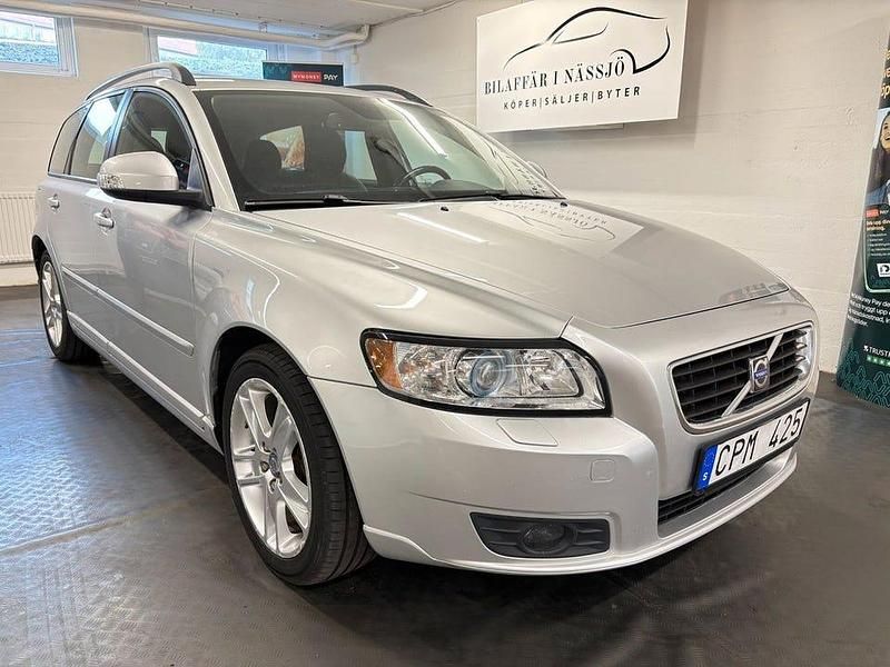 Grå Begagnad 2010 Volvo V50 Momentum Kombi | 44 900 kr (Marknadspris) - Bild 1/4