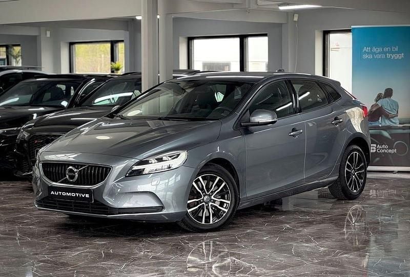 Grå Begagnad 2018 Volvo V40 Momentum Kombi | 169 900 kr (Marknadspris) - Bild 1/4