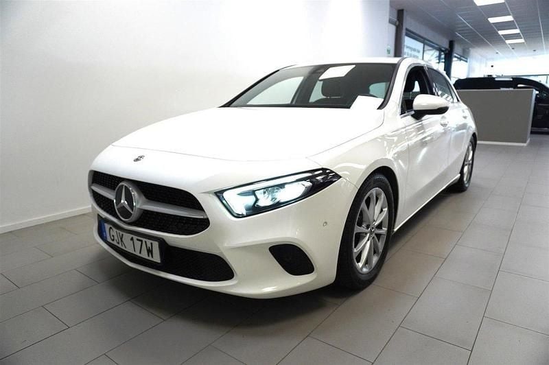 Vit Begagnad 2018 Mercedes A180 Halvkombi | 224 900 kr (Bra pris) - Bild 1/4