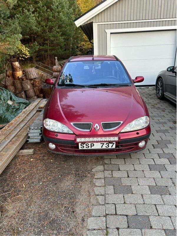 Röd Begagnad 2002 Renault Mégane II Halvkombi | 18 000 kr (Marknadspris) - Bild 1/2