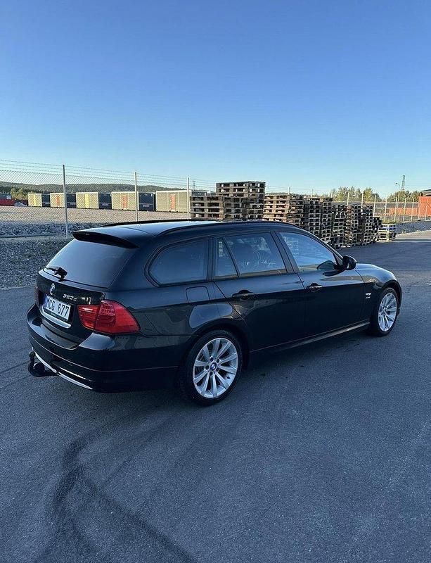 Svart Begagnad 2012 BMW 320 Kombi | 105 000 kr (Marknadspris) - Bild 1/3